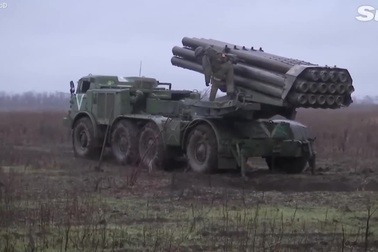 Pháo phản lực "Cuồng phong" Nga phóng tên lửa vào các mục tiêu Ukraine