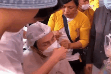 Vũ Luân ngã khụyu, 2 con gái nằm sấp dưới đường khi đưa linh cữu NS Vũ Linh