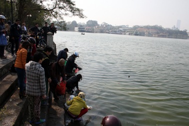 Sông hồ Hà Nội ngập rác trong ngày tiễn ông Táo về trời