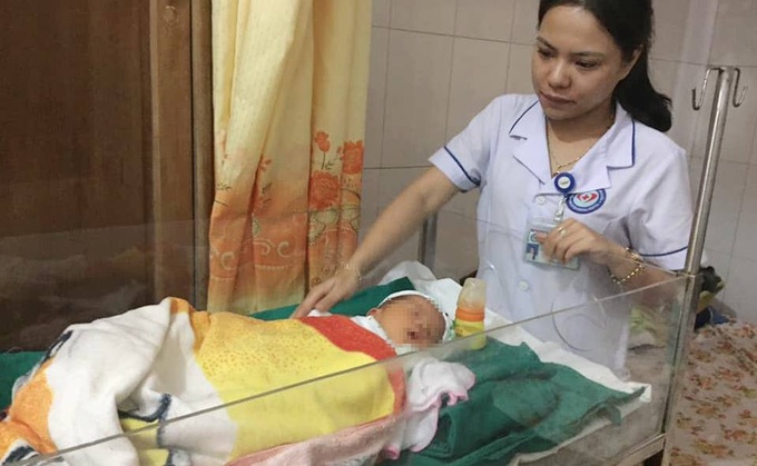 Hà Tĩnh: Một bé trai sơ sinh bị nhét vào túi du lịch rồi bỏ rơi trước cửa nhà dân trong đêm - Ảnh 2. Hà Tĩnh: Một bé trai sơ sinh bị nhét vào túi du lịch rồi bỏ rơi trước cửa nhà dân trong đêm - Ảnh 2.