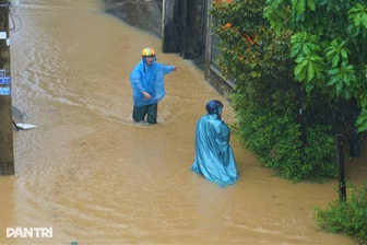 Lũ tại Huế sắp vượt đỉnh lịch sử, nước sông lên nhanh ở Đà Nẵng, Quảng Ngãi