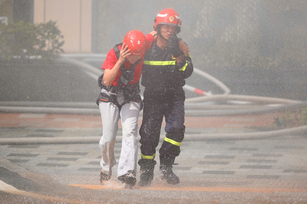 Nghẹt thở với cuộc diễn tập PCCC lớn nhất năm ở TPHCM - 4 Nghẹt thở với cuộc diễn tập PCCC lớn nhất năm ở TPHCM - 4