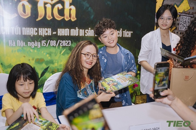 Tác giả Quyên Trần ký tặng sách Đồng dao Cổ tích cho các em nhỏ.