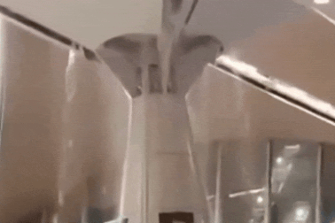 Mưa lớn khiến trần sân bay bị dột, nước tuôn xối xả như thác chảy