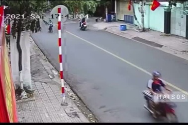 Người đi xe máy áp sát rồi đạp ngã hai học sinh đi xe điện gây phẫn nộ