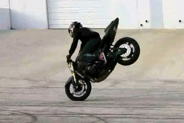 Làm xiếc với xe mô-tô