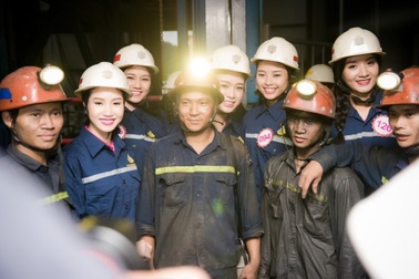 Thí sinh Hoa hậu Việt Nam mặc đồ bảo hộ vào mỏ than Hà Lầm