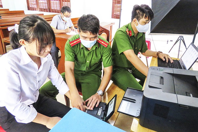 Hết tháng 6 sẽ dừng giảm lệ phí làm CCCD gắn chip.
