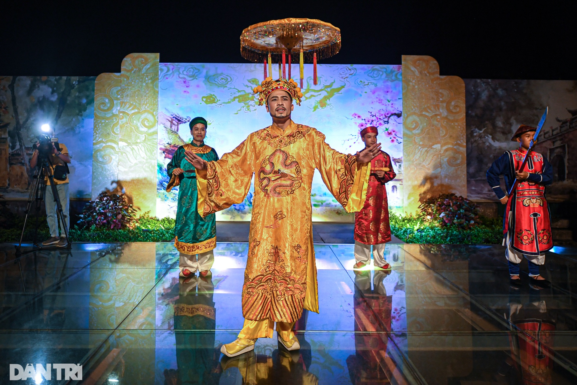 Chong đèn khám phá cấm cung nghìn năm tuổi ngay giữa Hà Nội lúc nửa đêm - 7 Chong đèn khám phá cấm cung nghìn năm tuổi ngay giữa Hà Nội lúc nửa đêm - 7