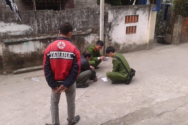 Xích mích tại quán ăn đêm, rút súng dằn mặt đối phương