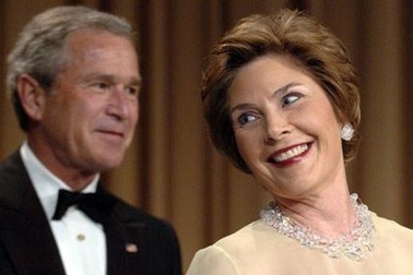 Cựu đệ nhất phu nhân Mỹ Laura Bush “kể xấu” chồng