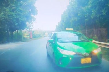 Tình huống ô tô chạy lấn làn ngược chiều phổ biến vẫn gây tranh cãi