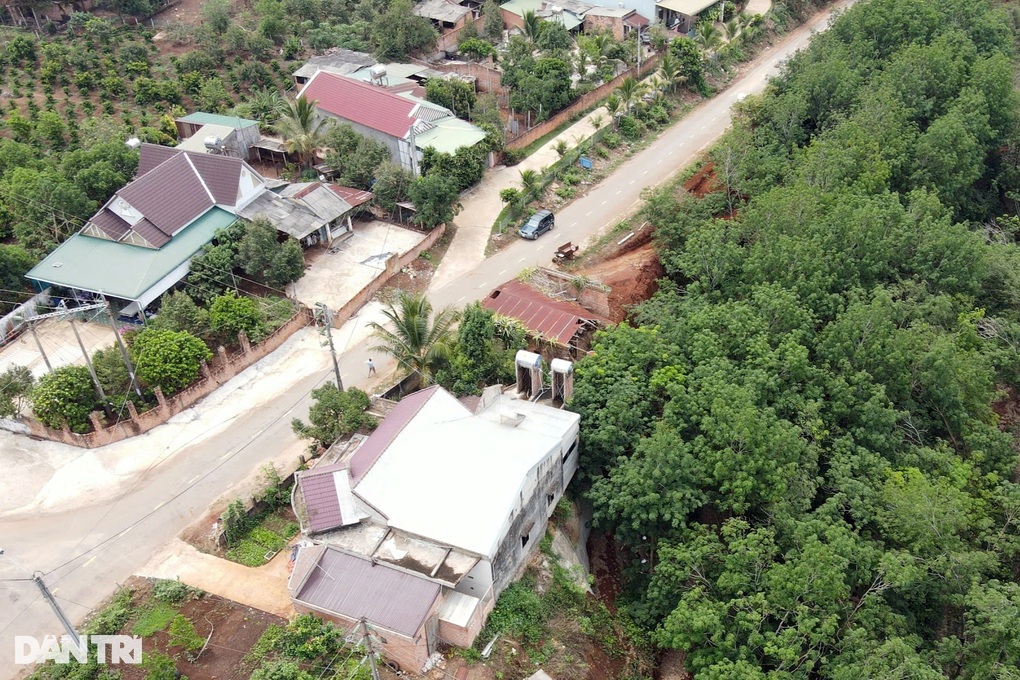 Đường bị xẻ đôi nhiều năm chưa được khắc phục - 2 Đường bị xẻ đôi nhiều năm chưa được khắc phục - 2