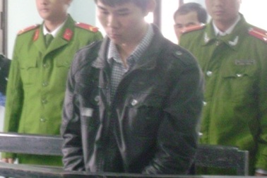 Làm thủng mắt bạn do nảy sinh mâu thuẫn từ quán karaoke