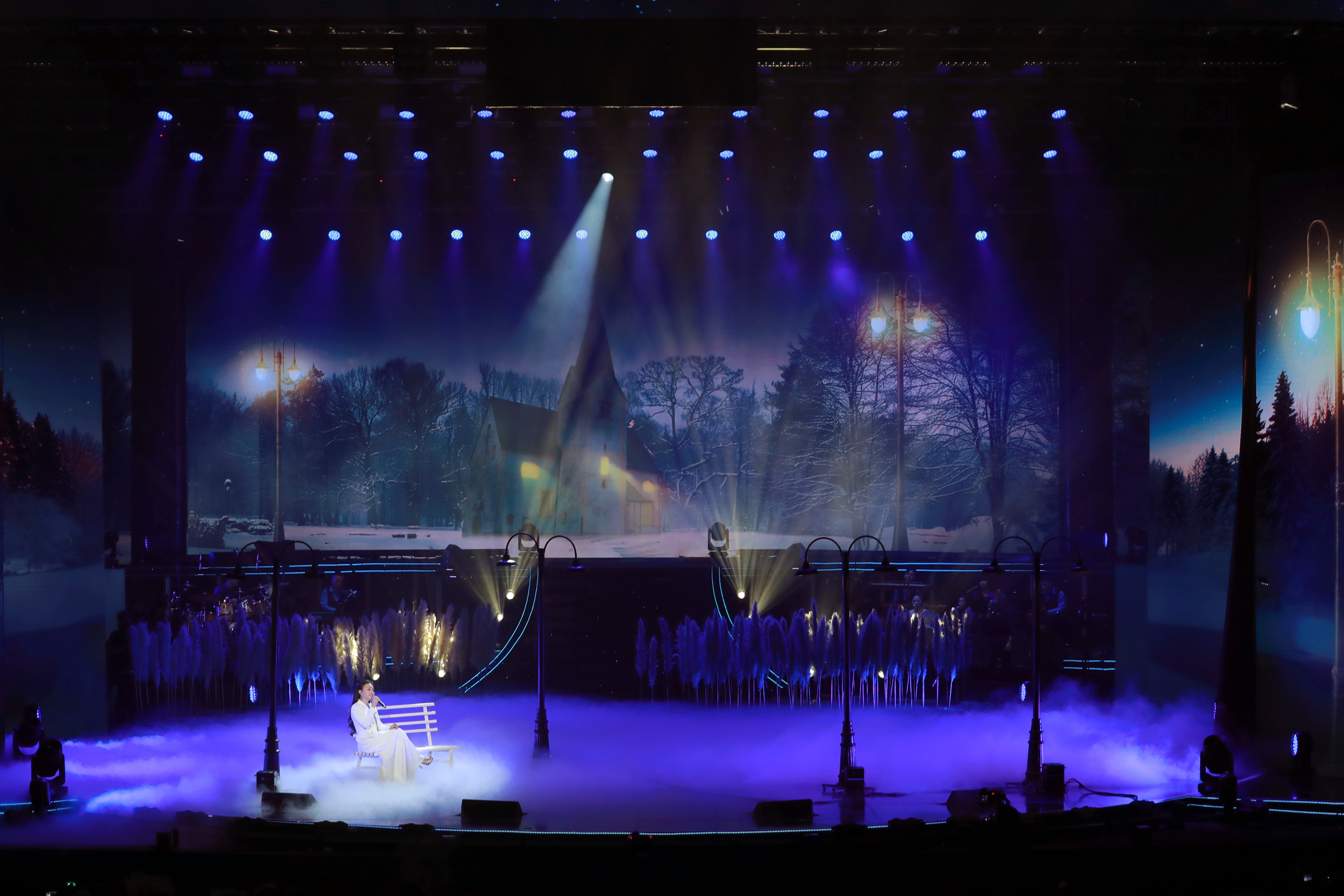 Noo Phuoc Thinh tiba-tiba muncul di acara nyanyi langsung Cam Ly yang berusia 30 tahun - 1 Noo Phước Thịnh bất ngờ xuất hiện trong liveshow 30 năm ca hát của Cẩm Ly - 1