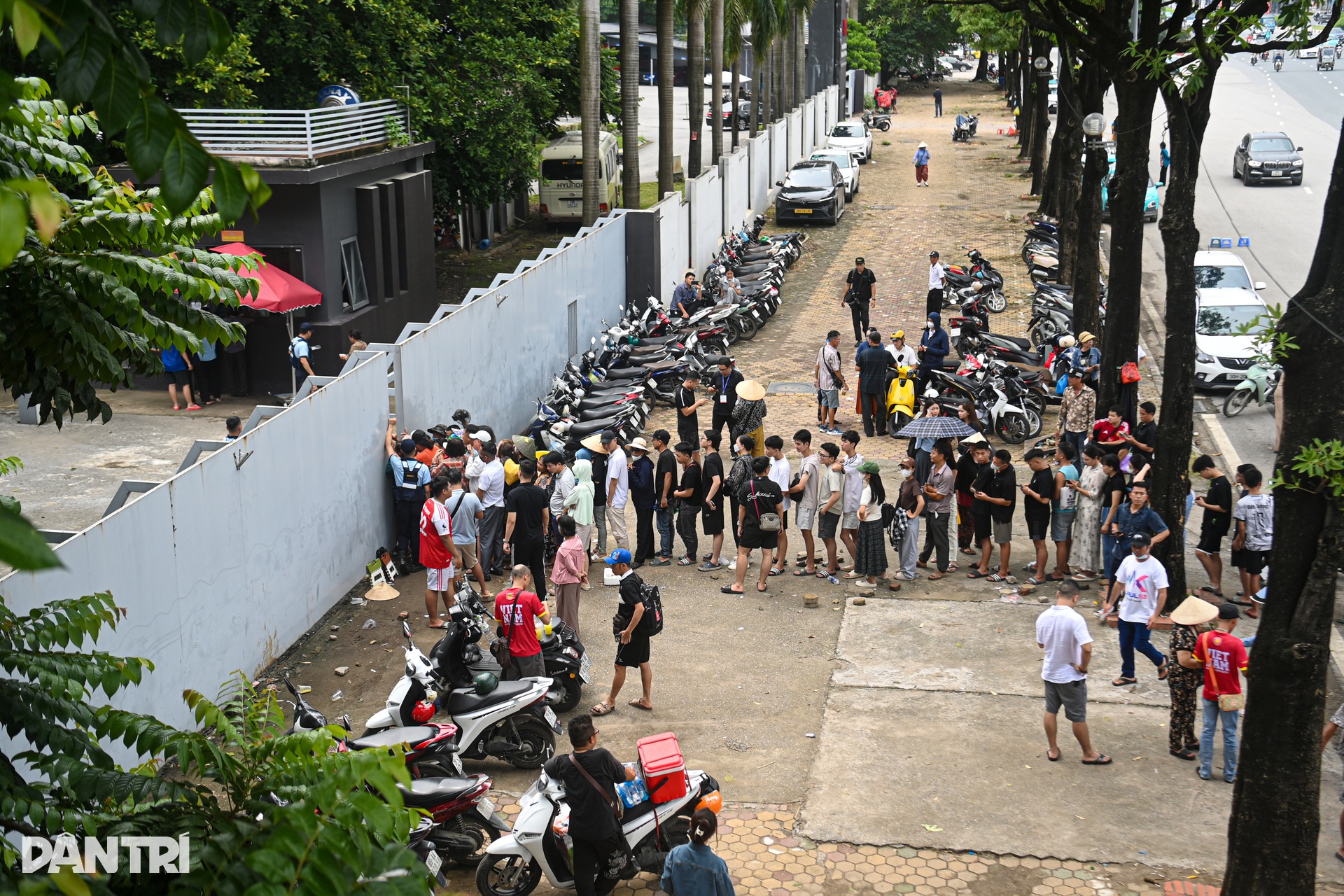 CĐV chen chân, xếp hàng từ 4h sáng chờ mua vé trận Việt Nam - Malaysia - 6