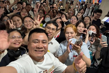 Tự Long được fan vây kín lúc 4h, Tuấn Hưng hồi hộp như ngày đầu đi hát