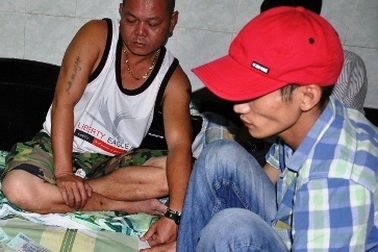 12 con bạc thuê nhà nghỉ xóc đĩa suốt đêm