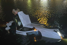 Ô tô lao xuống sông ở Hải Dương, tài xế tử vong