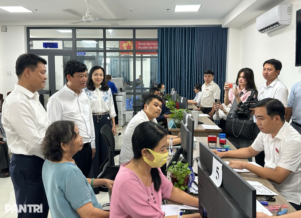Chủ tịch HĐND TPHCM kiểm tra công tác phục vụ hành chính công - 1 Chủ tịch HĐND TPHCM kiểm tra công tác phục vụ hành chính công - 1