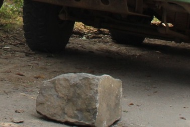 Dân đặt đá tảng giữa đường chặn xe quá tải