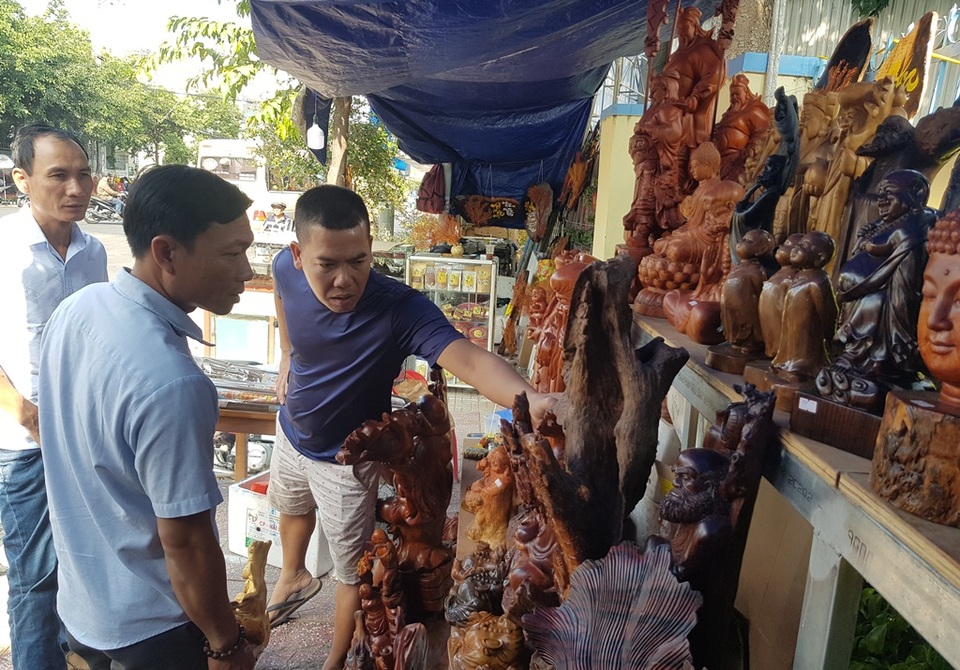 Đồ mỹ nghệ đổ bộ xuống phố phục vụ nhu cầu sắm Tết - 11 Đồ mỹ nghệ đổ bộ xuống phố phục vụ nhu cầu sắm Tết - 11