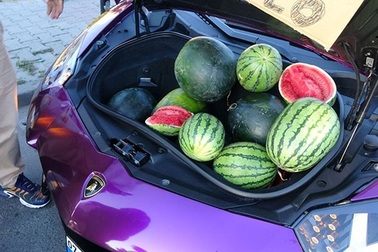 Bán rong dưa hấu bằng… siêu xe Lamborghini 16 tỷ đồng