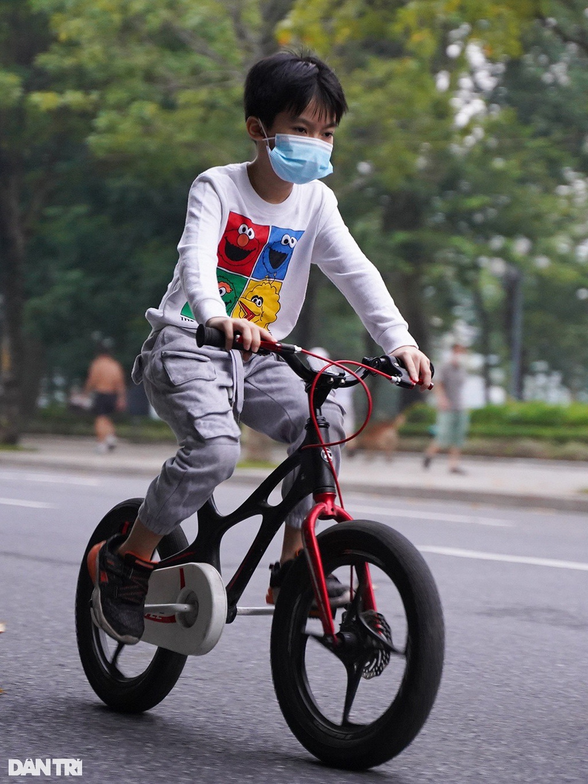 Sau nới lỏng, người dân Hà Nội đổ ra đường tập thể dục từ tờ mờ sáng - 8 Sau nới lỏng, người dân Hà Nội đổ ra đường tập thể dục từ tờ mờ sáng - 8