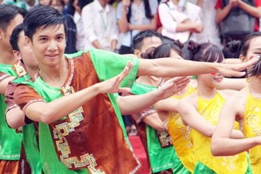 Sinh viên Học viện An ninh đội mưa nhảy dân vũ trên nền nhạc EDM