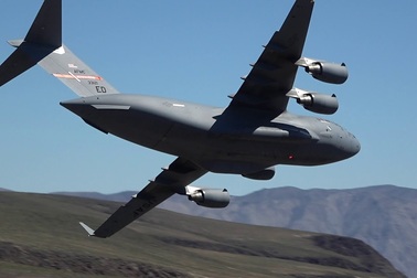 “Ngựa thồ” C-17 của Mỹ lách qua hẻm núi “Chiến tranh giữa các vì sao” ở tầm thấp