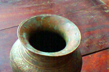 Đi làm đồng phát hiện hai bình đồng nghi đồ cổ?