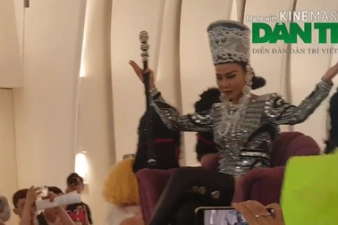 Thu Minh dùng 4 chàng trai khiêng kiệu trên thảm đỏ khi trở lại showbiz