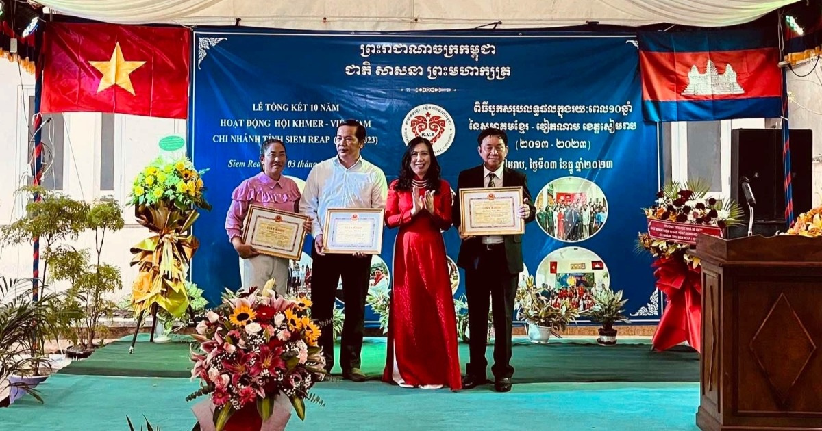 View - Thứ trưởng Bộ Ngoại giao Lê Thị Thu Hằng thăm bà con gốc Việt tại Campuchia | Báo Dân trí
