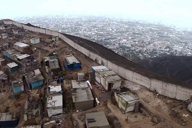 Bức tường ngăn thế giới giàu - nghèo gây tranh cãi