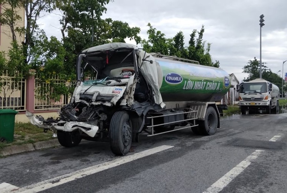 Ít nhất 3 ô tô va chạm liên hoàn, một người tử vong, cầu Cần Thơ kẹt cứng - 2 Ít nhất 3 ô tô va chạm liên hoàn, một người tử vong, cầu Cần Thơ kẹt cứng - 2