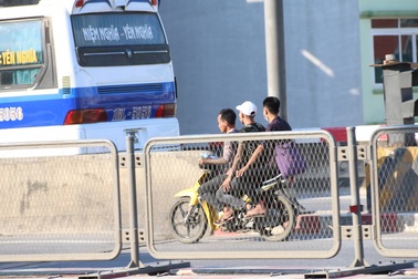 Xe khách, xe ôm "đại náo" cao tốc trên cao ở Hà Nội