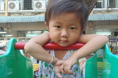 Sự sống mong manh của bé gái 4 tuổi bị ung thư máu