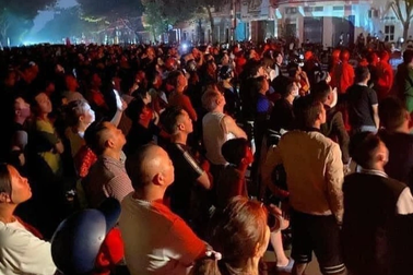 Hàng trăm người đứng kín đường xem cảnh giải cứu thanh niên leo cột điện