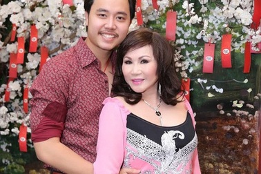 Phía sau những chuyện tình lệch tuổi trong showbiz...