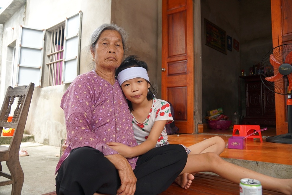 Bé gái mồ côi hét lên gọi mẹ khi chiều về và nỗi ám ảnh sau vụ tai nạn - 2 Bé gái mồ côi hét lên gọi mẹ khi chiều về và nỗi ám ảnh sau vụ tai nạn - 2