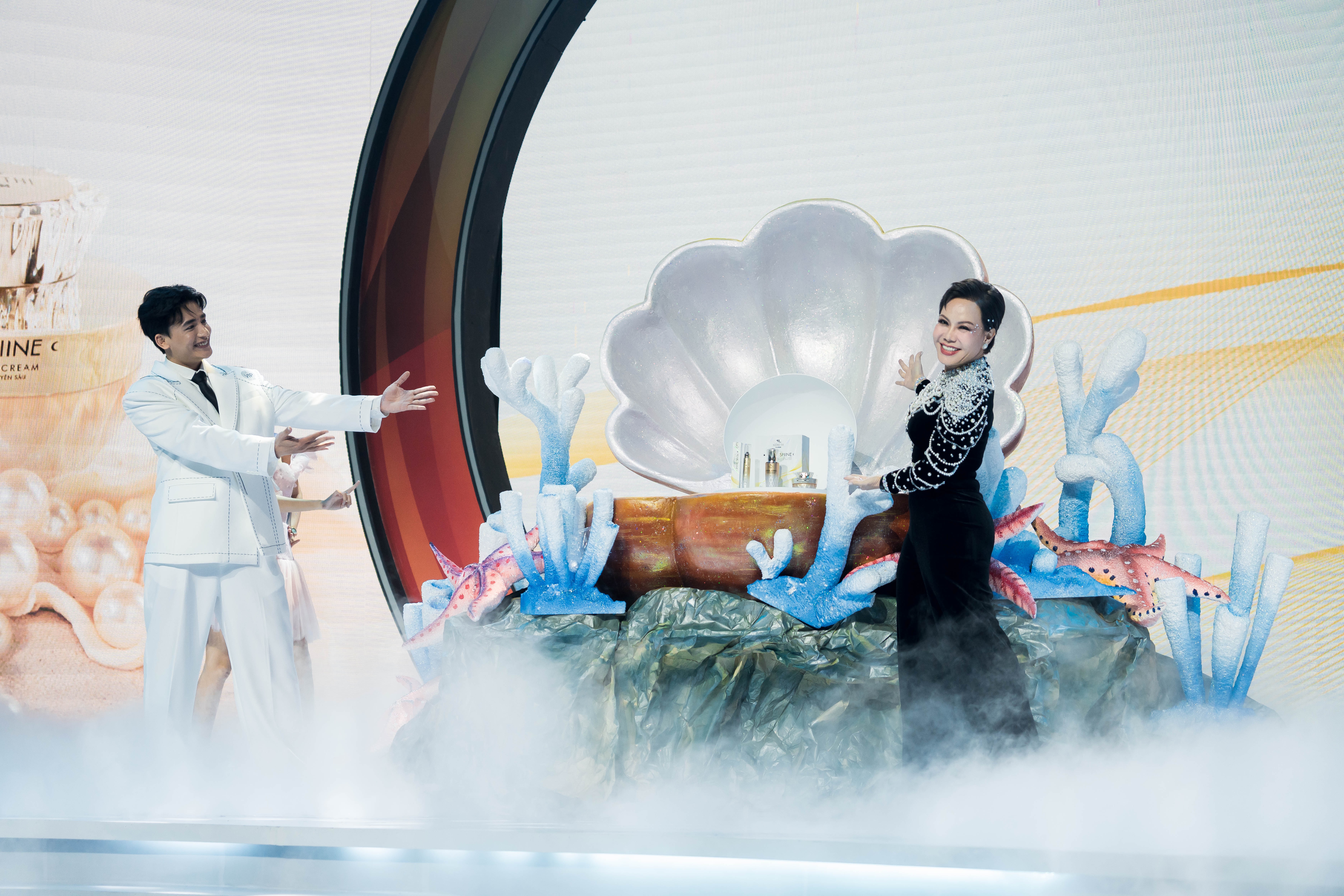 Viet Huong välkomnar sin nya era strålande med anledning av Huong This 6-årsjubileum - 2 Việt Hương đón tuổi mới rạng rỡ cùng dịp kỷ niệm 6 năm thành lập Hương Thị - 2