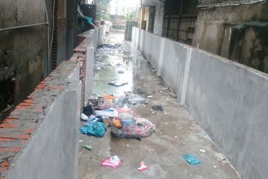 Hà Nội: Cống hóa xong mương hôi thối, hàng chục gia đình mất đường đi