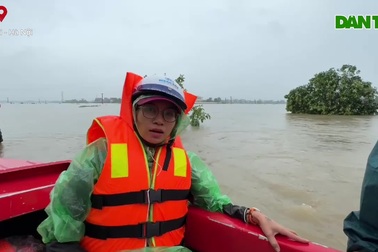 Đi thuyền cứu hộ theo đường độc đạo vào xã bị cô lập trong nước ở Hà Nội