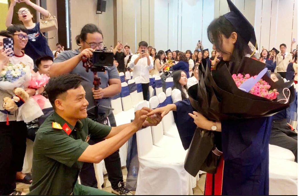 Nữ sinh bất ngờ được “chú bộ đội” cầu hôn trong lễ tốt nghiệp đại học - 2 Nữ sinh bất ngờ được “chú bộ đội” cầu hôn trong lễ tốt nghiệp đại học - 2