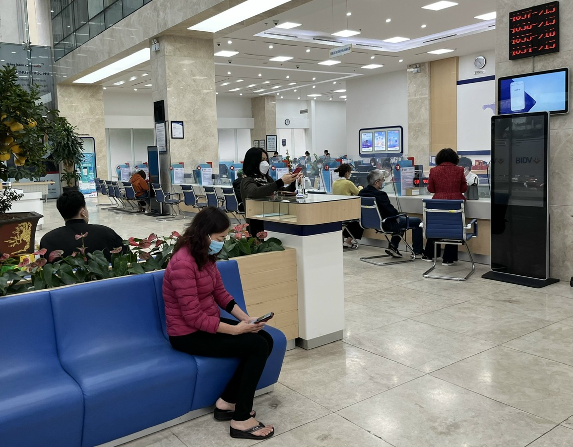 Khách đổ xô tới ngân hàng, đợi nửa tiếng đồng hồ chưa tới lượt - 4 Khách đổ xô tới ngân hàng, đợi nửa tiếng đồng hồ chưa tới lượt - 4
