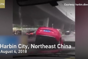 Hố sâu “tử thần” bất ngờ xuất hiện trên phố khiến 2 xe hơi rơi “lọt thỏm”