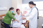 Cụ bà ngoại quốc 91 tuổi hai lần được bác sĩ Việt Nam tìm lại cuộc đời