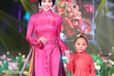 Á hậu Trà Giang duyên dáng trong tà áo dài