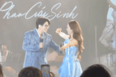 Hương Tràm ôm Bùi Anh Tuấn trên sân khấu, hé lộ lời nhắn từ mẹ "tình cũ"