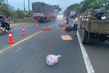 Hai người đi xe máy tử vong sau va chạm với xe tải